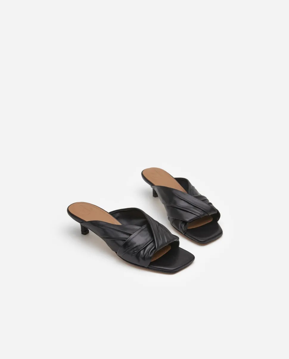 Flattered - Emi En Cuir