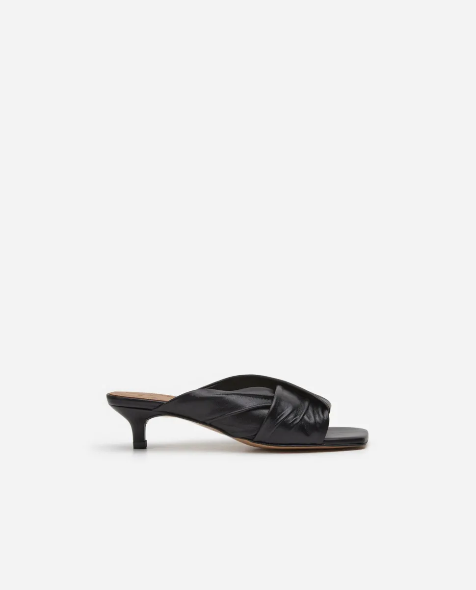 Flattered - Emi En Cuir